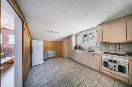 廚房, ALPINEMAGIC Chalet Wartstein in 格林德瓦郊區