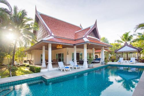 Tranquil 4BR Pool Escape - Villa Funny