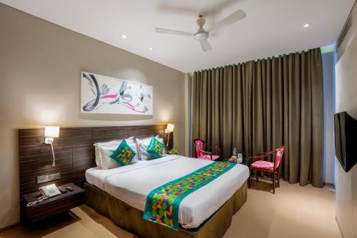 Deluxe Room image 7