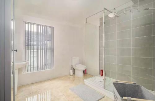 The Red Retreat, 7 Beds, Garden, Free Parking, Contractors, Fast Wifi, Smart TV, Liverpool (foto 4)