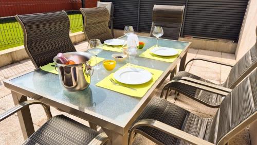 Facilities, T4 avec grande terrasse - BBQ - parking in La Trinite