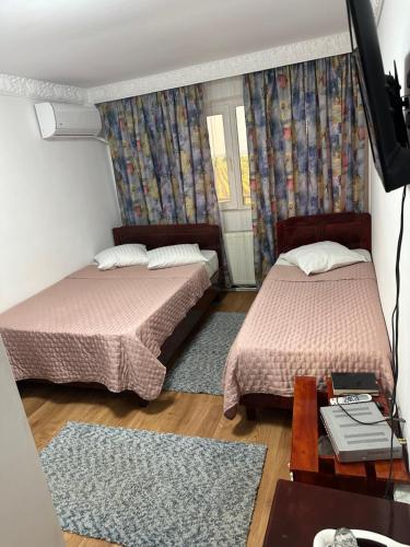 1 double bed, 1 twin bed