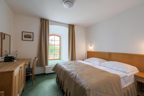 Double or Twin Room with River View image 7