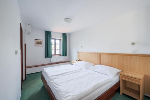 Double or Twin Room with City View image 4