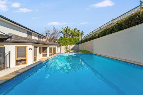 Aussie Escape Poolside Comfort and Relaxation in 坎貝爾