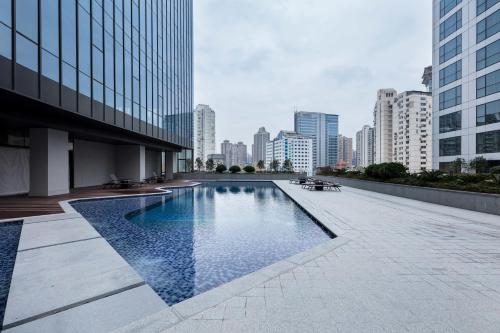 Swimming pool, Amara Shanghai in Jing'an and SHA Railway Station