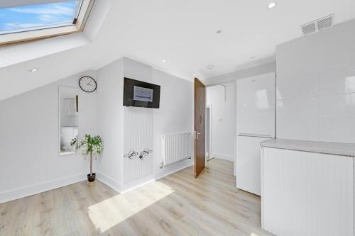 Luxury 8 Rooms & Garden near Excel London, Londra
