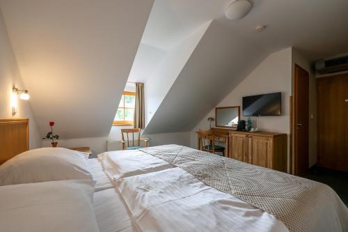 Double or Twin Room with River View image 9