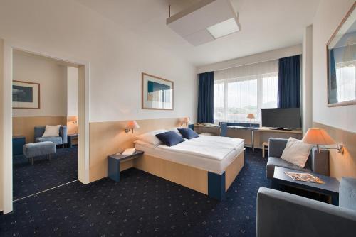 2 queen beds, 1 twin bed