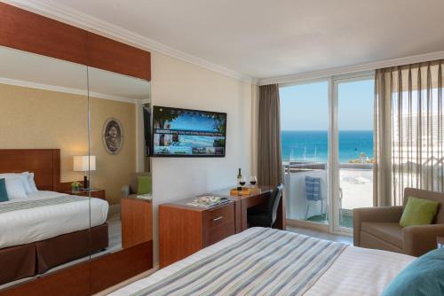 Deluxe Room with Sea View image 2