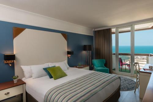 Club Room with Sea View image 2