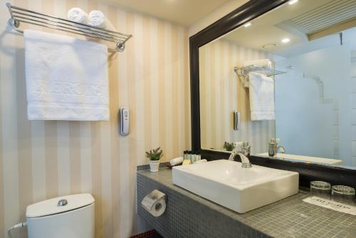room detail thumbnail 2