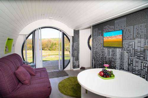 Let's Glamp Retro - Madonna in Troedyraur
