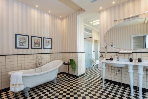 room detail thumbnail 2