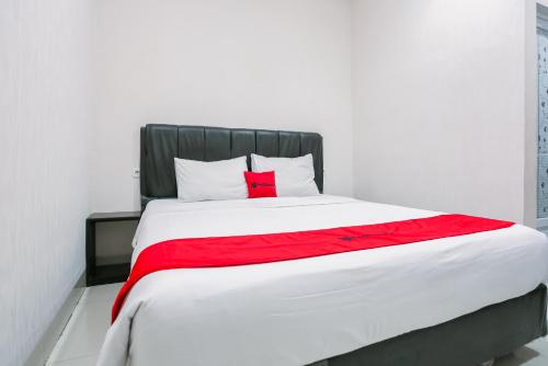 Superior Double Room room in RedDoorz @ Seindo Hotel Medan