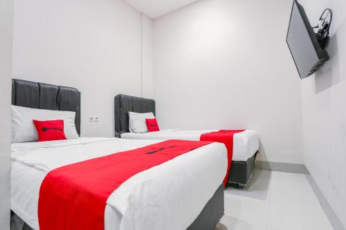 Superior Twin Room room in RedDoorz @ Seindo Hotel Medan