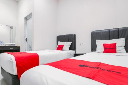 Superior Twin Room image 6