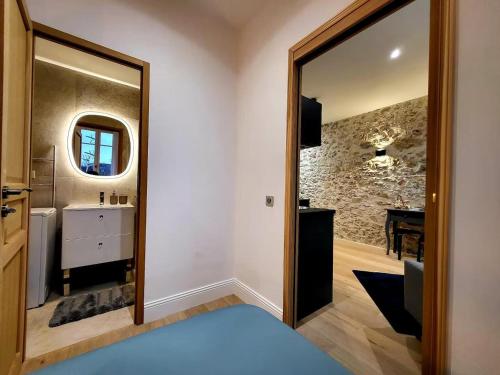 One-Bedroom Apartment image 2