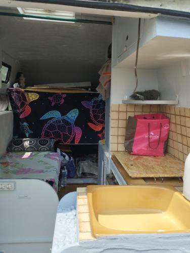 MONTPELLIER van amenage SANS WC SANITAIRE ET CUISINE, JUSTE POUR DEPANNER quelques nuits, PREVOIR UN in La Pompignane