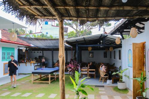 Restaurant, Omnia Hostel in Ahangama