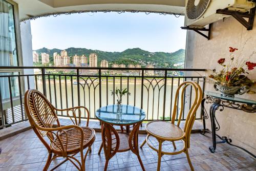 Aixin Mountain City Zhijiang Homestay - image 4