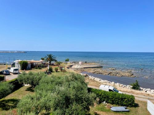 Studio Apartment with Sea View image 1