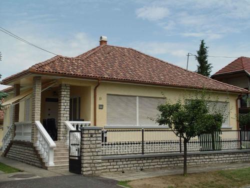 Holiday home in Balatonszarszo 48120