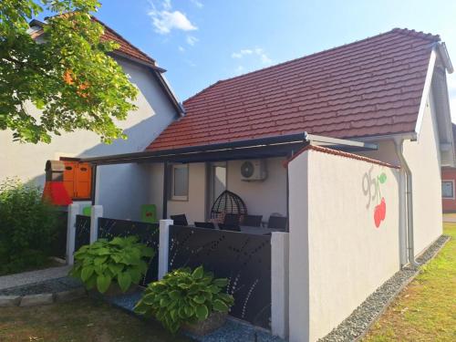 Létesítmények, Cherry House in Catez Ob Savi
