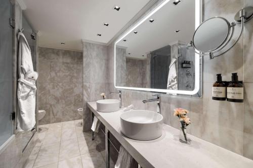 Premium Double or Twin Room image 10