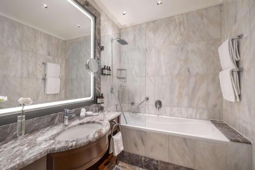 Premium XL Double or Twin Room image 5