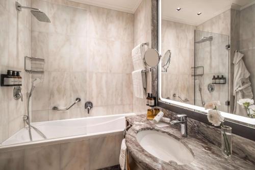 Superior Double Room image 4