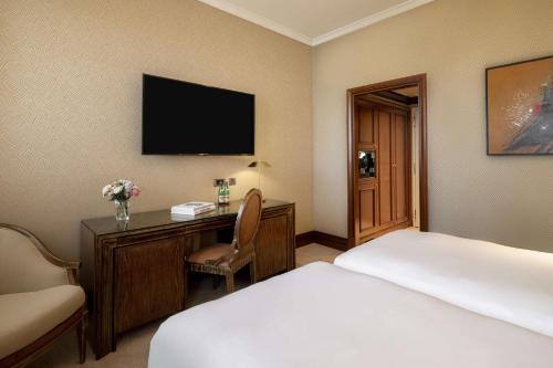 Premium Double or Twin Room image 9