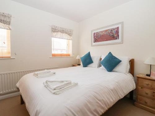 17 Fewster Way - image 8