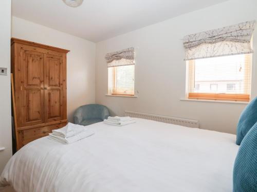 17 Fewster Way - image 2