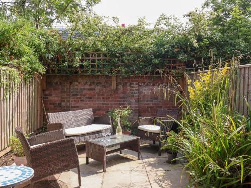 17 Fewster Way - image 9