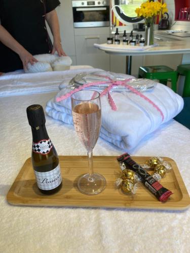 Spa, Let's Glamp Retro - Madonna in Troedyraur