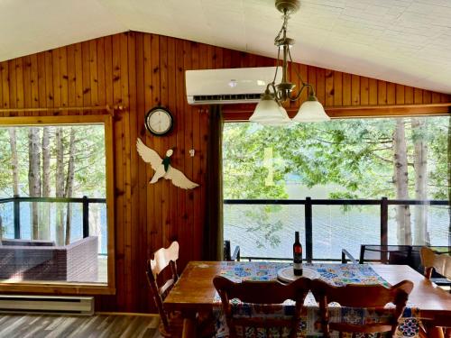 Skats, Le Chalet Brun, jacuzzi en bord de lac in Seintadolfa Dovarda (QC)