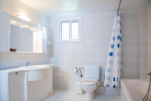 Family Room image 10