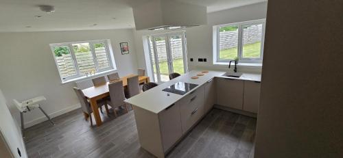 Brand New Family Friendly Home Anglesey in كيميس بي