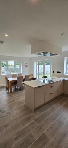 Brand New Family Friendly Home Anglesey in كيميس بي