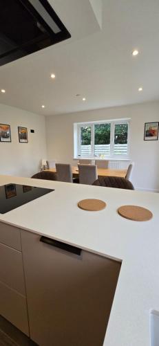 Brand New Family Friendly Home Anglesey in كيميس بي