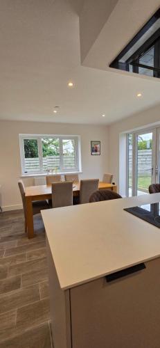 Brand New Family Friendly Home Anglesey in كيميس بي
