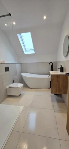 Brand New Family Friendly Home Anglesey in كيميس بي