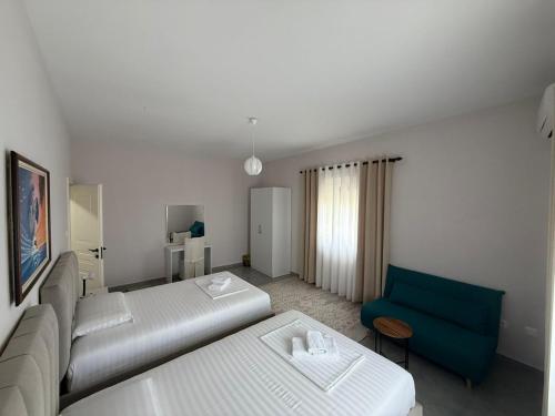 2 twin beds, 1 sofa bed