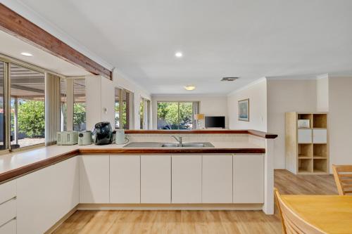 SPACIOUS JANDAKOT HOUSE FOR FAMILY AND BUSINESs in แคนนิง เวล