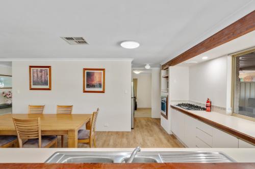 SPACIOUS JANDAKOT HOUSE FOR FAMILY AND BUSINESs in แคนนิง เวล