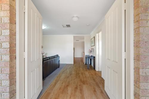 SPACIOUS JANDAKOT HOUSE FOR FAMILY AND BUSINESs in แคนนิง เวล