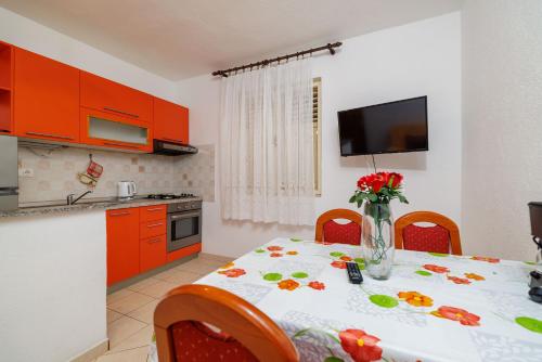 Apartments Dalibor-5m from sea - image 10