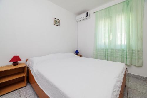 Apartments Irmica - by the sea - image 4