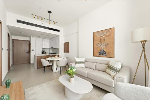 VayK - Stylish Bright 1BR in JVC - main image